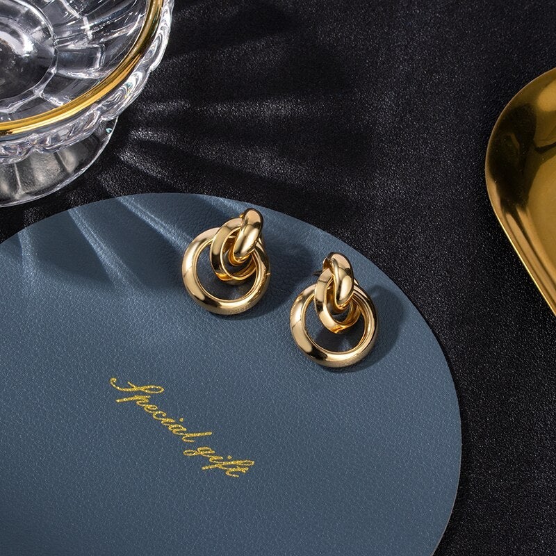 Elegant Gold Hoop Earrings /