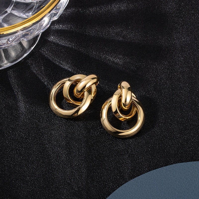 Elegant Gold Hoop Earrings /