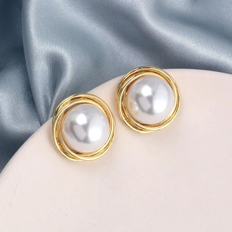 Morvella Luxe Edge Round Pearl Earrings