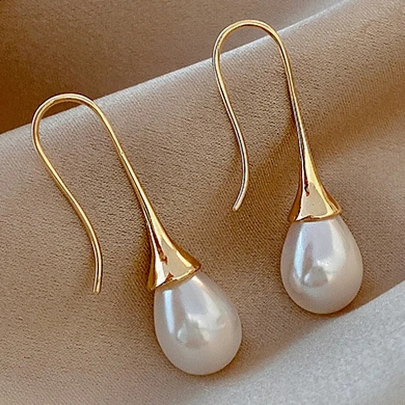 Classic Pearl Helena Earrings /